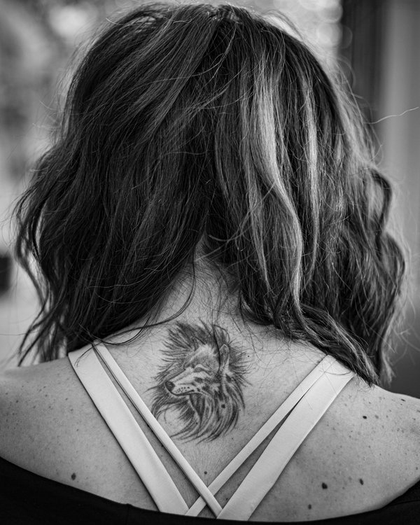 Tatouage loup pour femme : des designs puissants et uniques